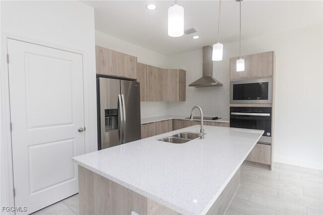 Foto del edificio - 1032 N Hilton Cir