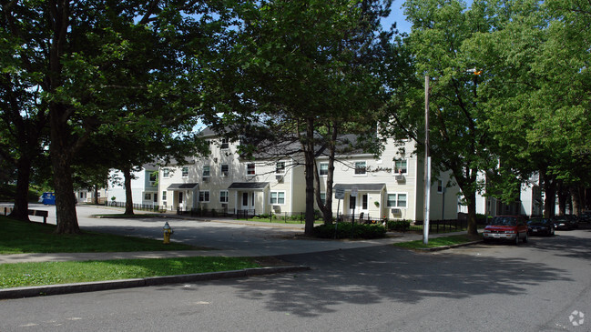 Building Photo - Pynchon & Edgewater Apartments