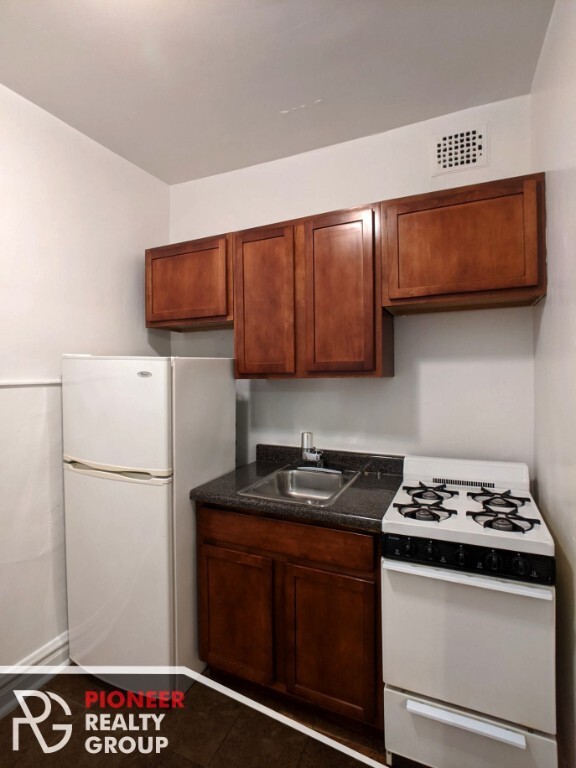 Building Photo - Charming studio with tons of natural light