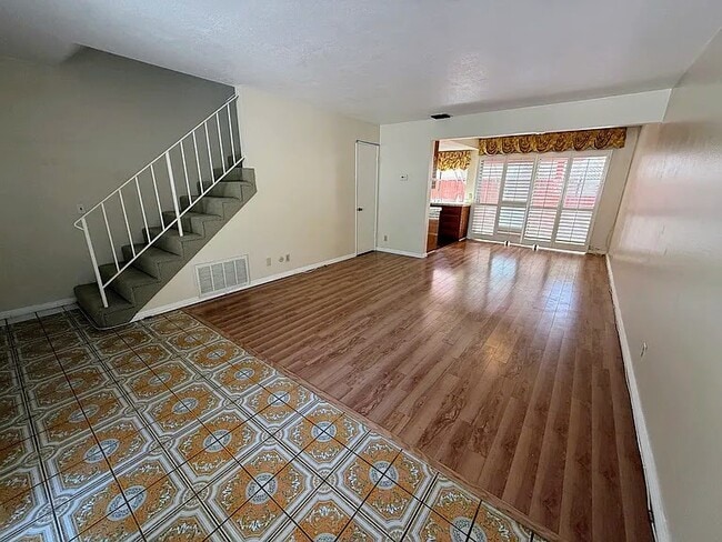 Building Photo - 1134 W Huntington Dr