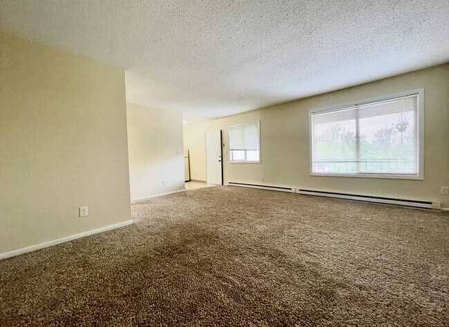 Foto del edificio - Montavilla 2 Bedroom Top Floor Unit- Great...