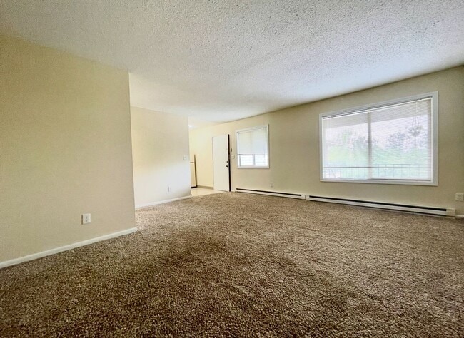Building Photo - Montavilla 2 Bedroom Top Floor Unit- Great...
