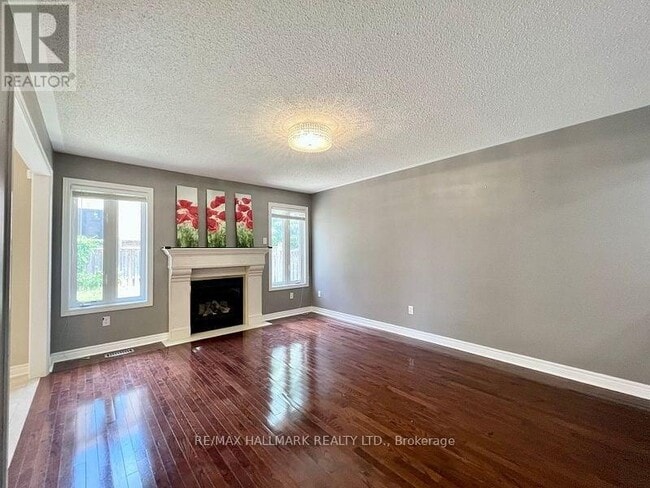 Building Photo - 863 Oaktree Crescent