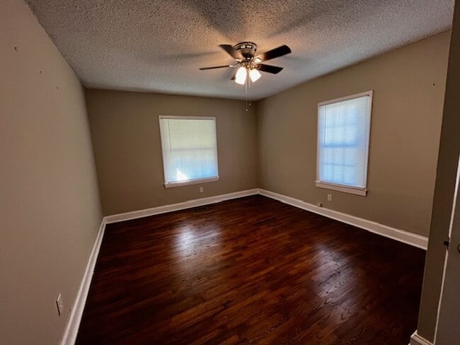 Building Photo - 2 Bedroom 1 Bath House with garage