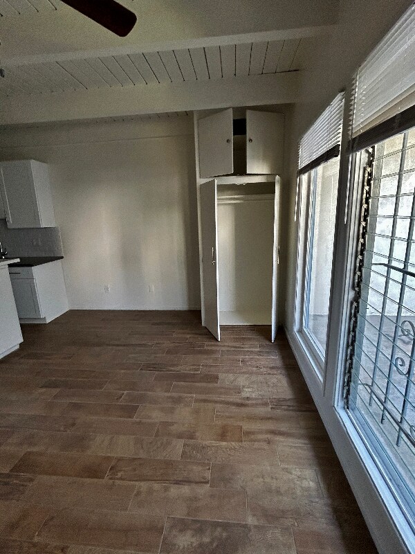 Foto del edificio - 1909 Beachwood Dr