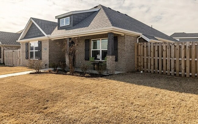 Building Photo - Charming 3 Bedroom Home with Scenic Views ...