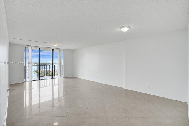 Foto del edificio - 18151 NE 31st Ct