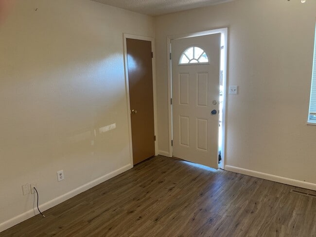 Building Photo - 2 Bed 1 Bath Duplex