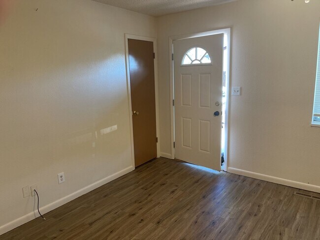 Foto del edificio - 2 Bed 1 Bath Duplex