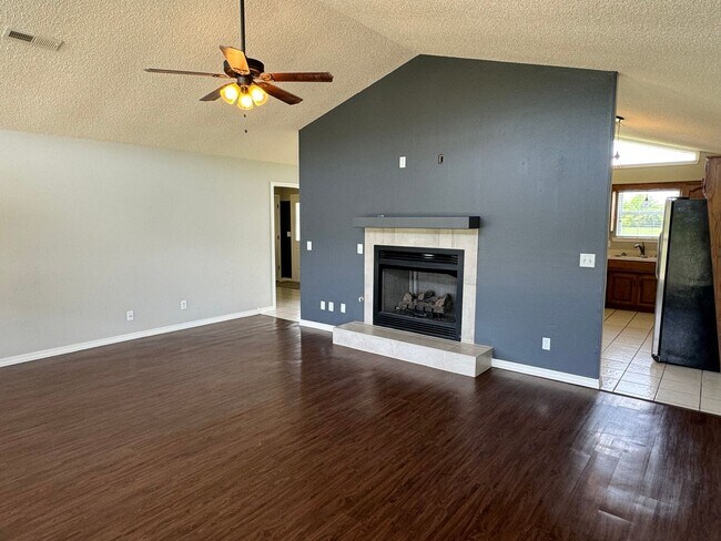 Building Photo - Available Now! 4-Bedroom, 2-Bathroom split...