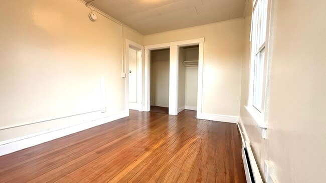 Building Photo - 70 Maple St