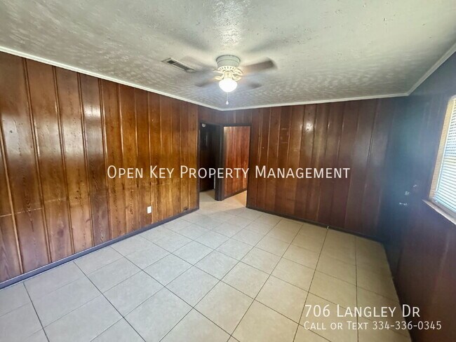 Foto del edificio - 706 Langley Dr