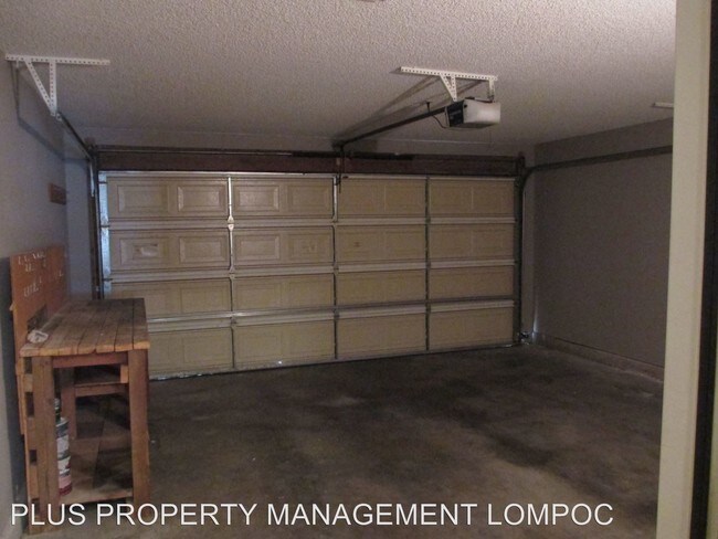 Building Photo - 923 E Cypress Ave