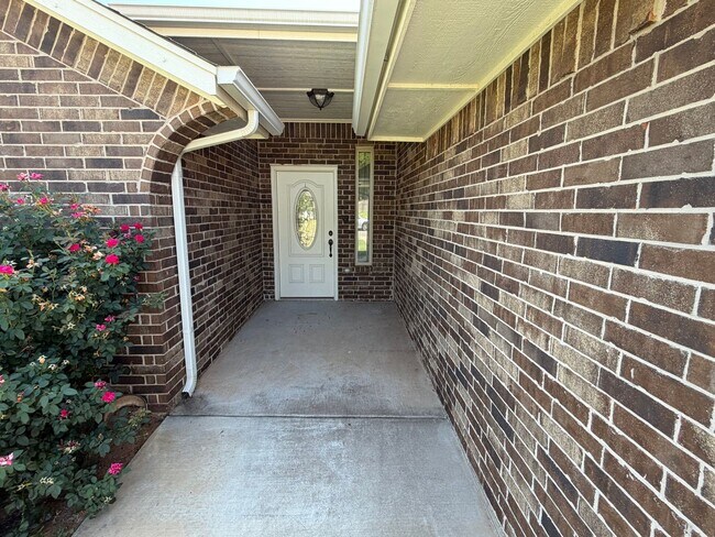 Foto del edificio - Beautiful 3 bed 2 bath in Noble, pets considered with additional deposit, granite and laminate fl...