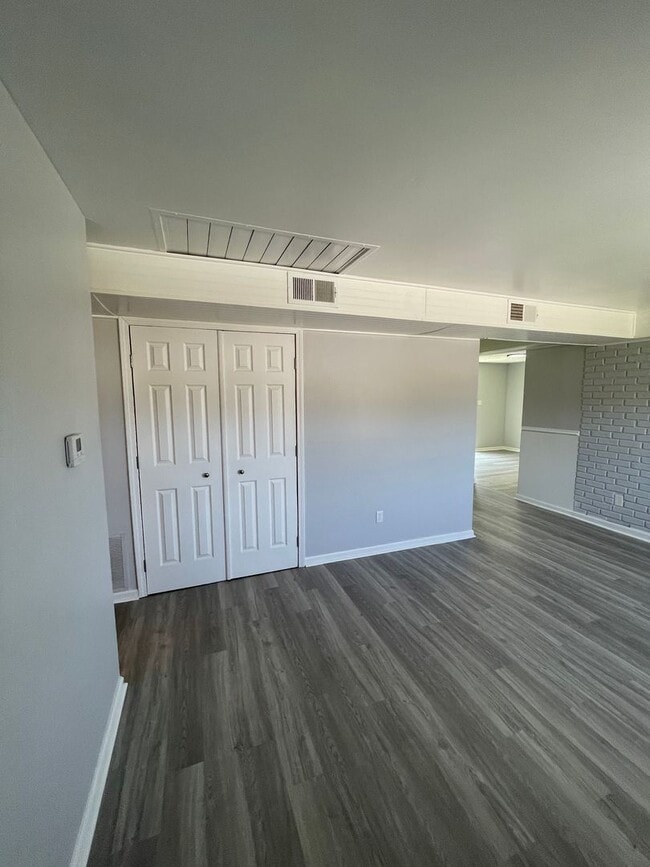 Building Photo - Freshly Renovated 3 Bedroom Ranch with Mod...