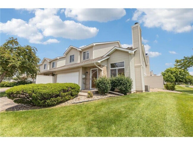 Foto del edificio - 2 Bed + Loft End Unit Townhome- Available 6/1