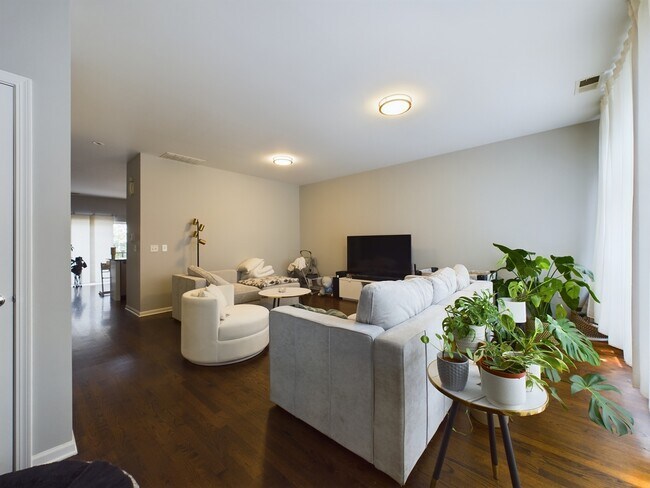 Foto del edificio - 346 E 25th Pl