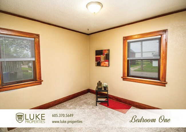 Building Photo - Rental home with historic charm!
