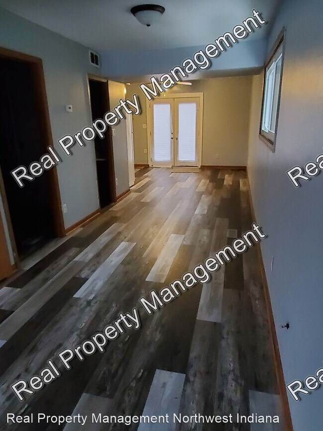 Building Photo - 3 br, 1.5 bath House - 4059 W. 73rd Unit D