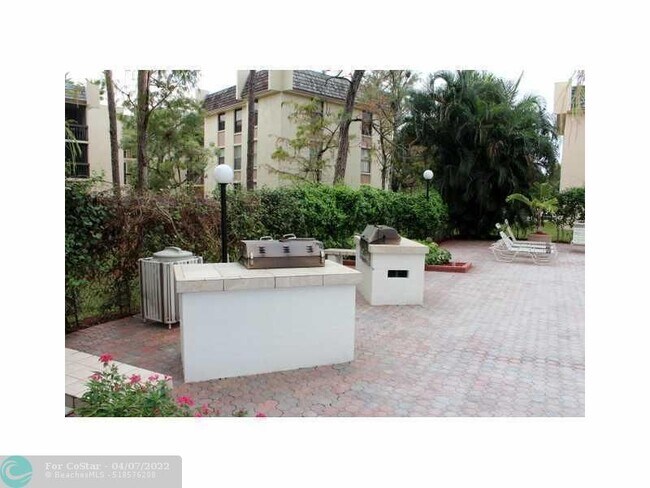 Building Photo - 8429 Forest Hills Dr