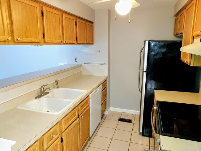 Building Photo - 2-bedroom 1.5-bathroom townhouse