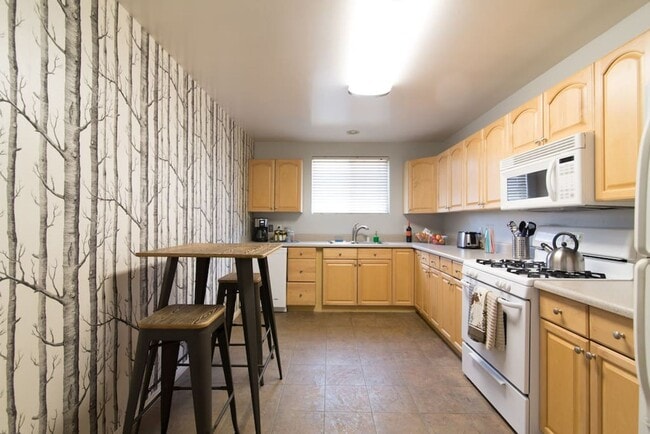 Foto del edificio - Stunning Duplex with Wrap Around Deck - Available Now