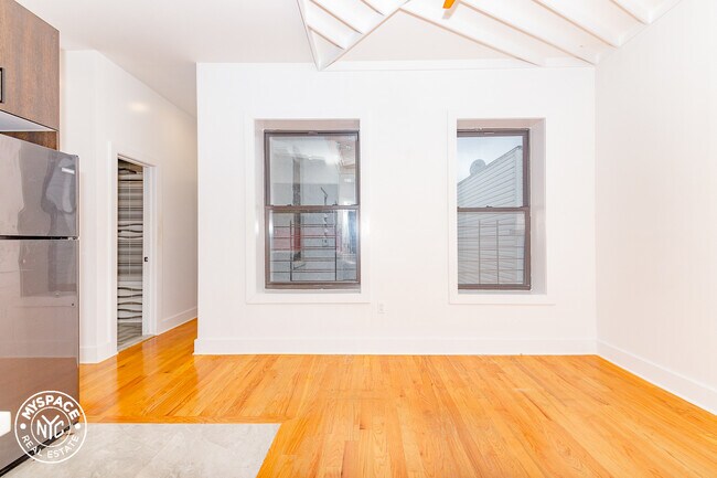 Foto del edificio - 930 DeKalb Ave