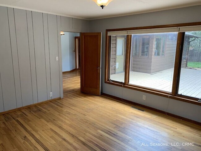 Building Photo - 1321 La Paloma Way
