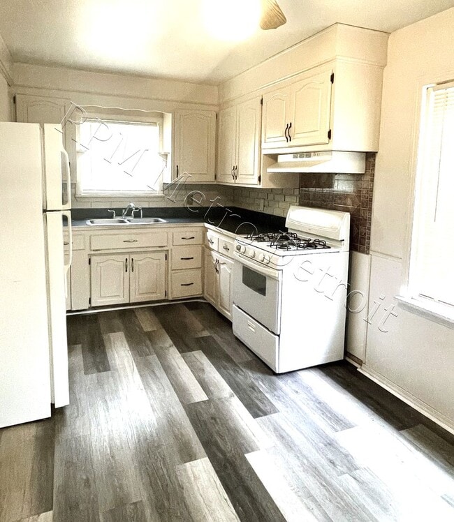 Building Photo - 32851 Linderman Ave