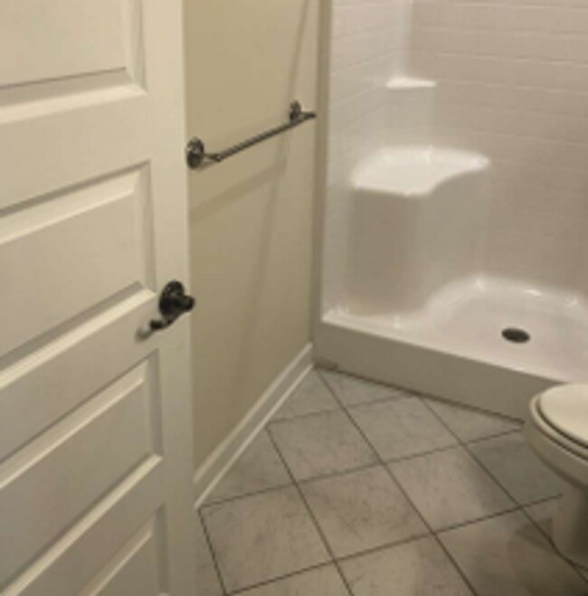 Building Photo - Spacious Four Bedroom Available July 3