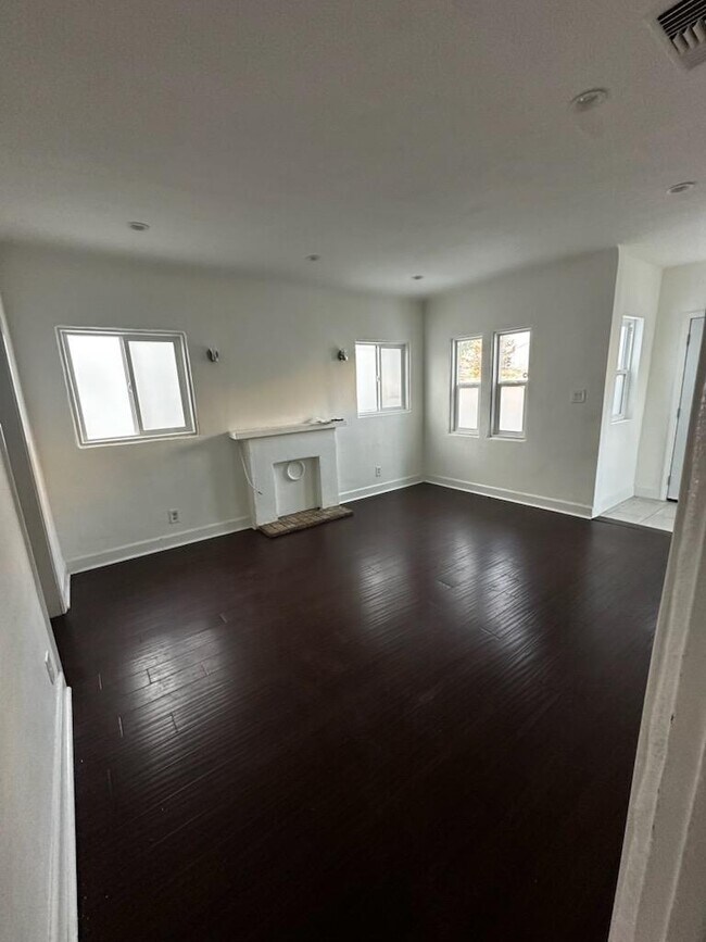 Foto del edificio - 7216 Waring Ave