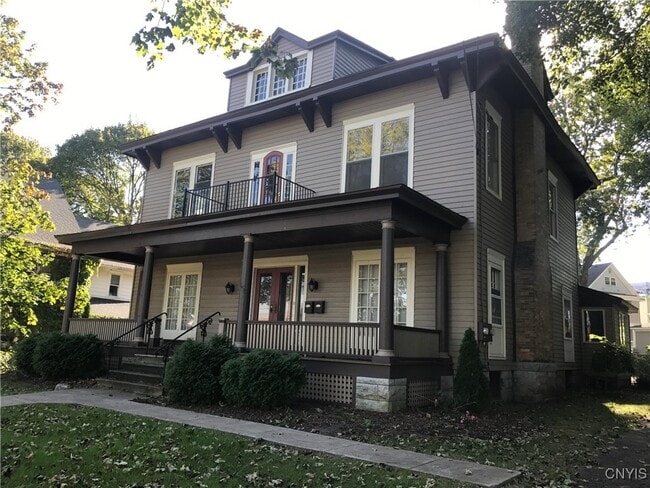 Building Photo - 1658 James St