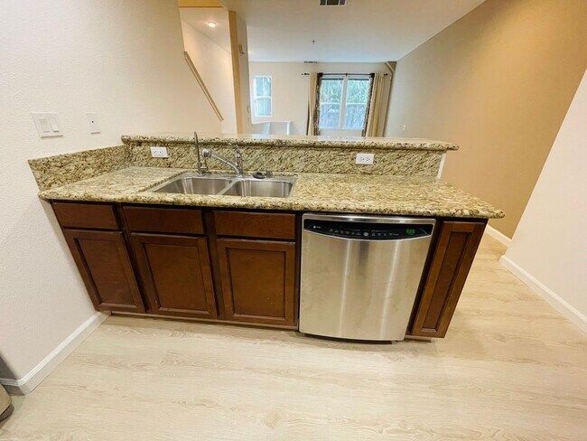 Foto del edificio - Gorgeous 3 Bed/3 Bath Home in Peaceful Community - Impeccably Maintained