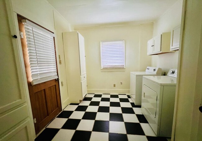 Building Photo - 2104 Rose Mae Dr
