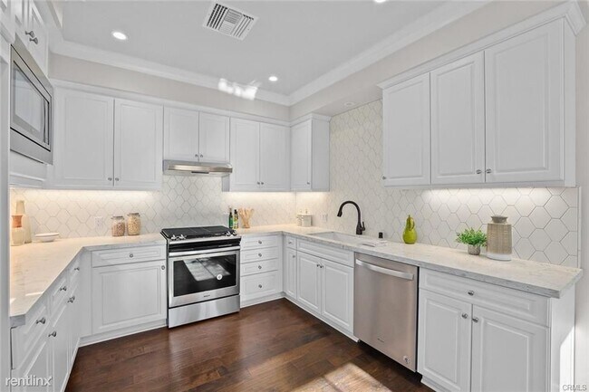 Building Photo - 4 br, 3 bath Townhome - 913 Arcadia Ave Un...