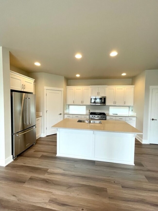 Foto del edificio - Gorgeous, like new home in Redmond!  A/C a...