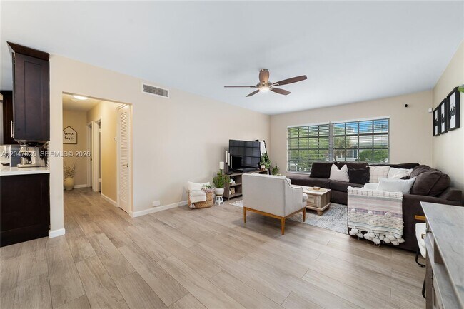 Foto del edificio - 2201 NE 66th St