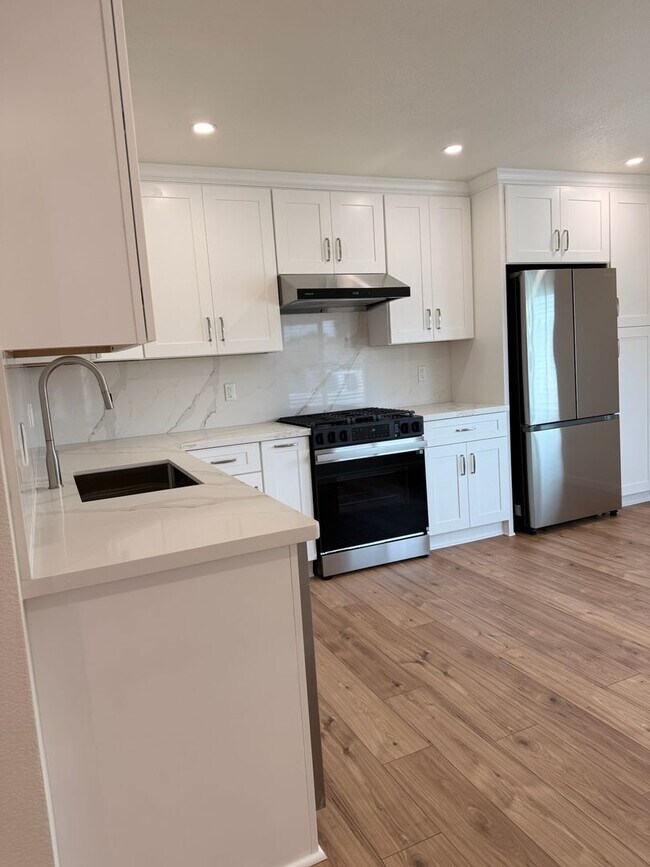 Foto del edificio - Bolsa Knolls NEWLY UPDATED 3 Bedroom / 2 Bathroom House w/ Fenced Yard & Laundry Hookups