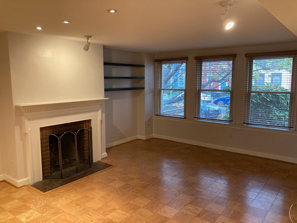 Living / dining room. - 815 E St SE