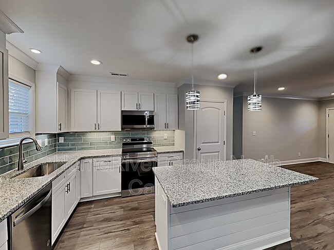 Building Photo - 204 Quail Dr