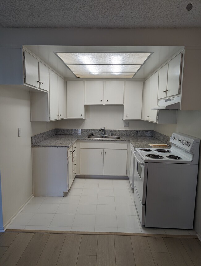 Cocina - 2960 W 235th St