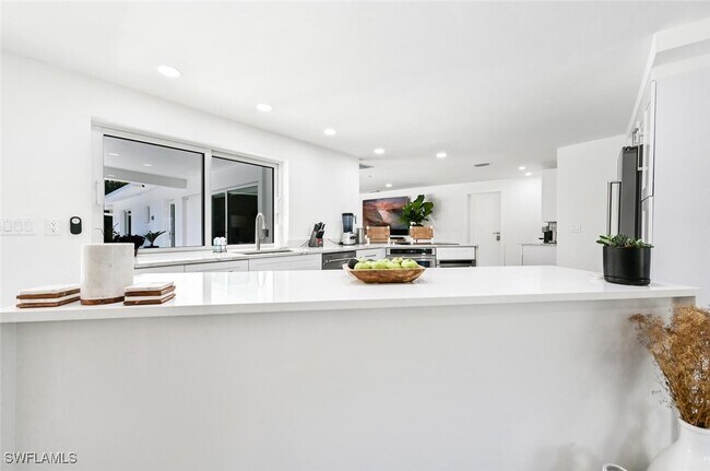Foto del edificio - 646 Park Shore Dr