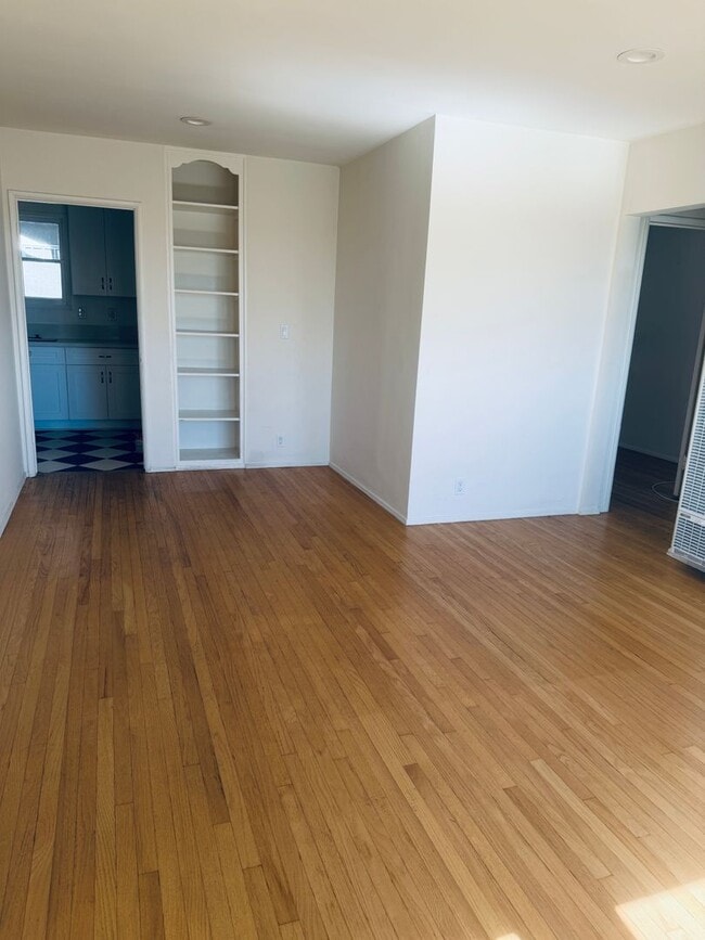 Building Photo - 310