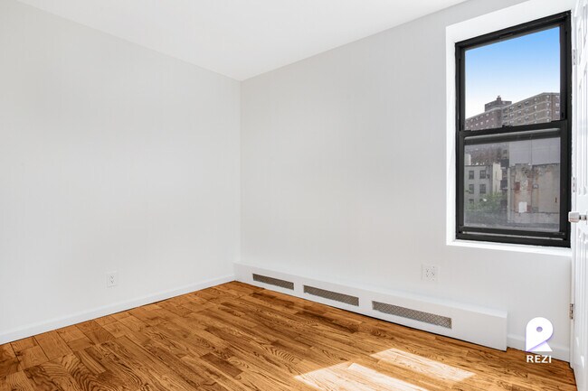 Foto del edificio - 879 Dekalb Ave