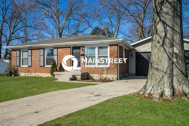 Building Photo - 3 Bedroom Pet-Friendly Home in Louisville, KY with Main Street Renewal