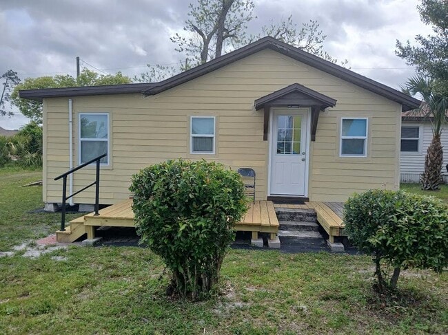 Building Photo - 319 1/2 E. 11th St