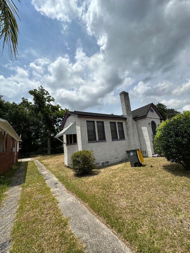 Building Photo - Fully Renovated 3/2 Available for Immediat...