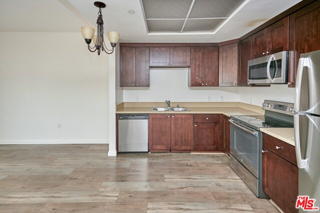 Interior Photo - 1167 S Hoover St