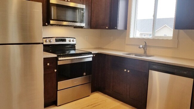 Building Photo - 2 bedrooms, 2 bathrooms