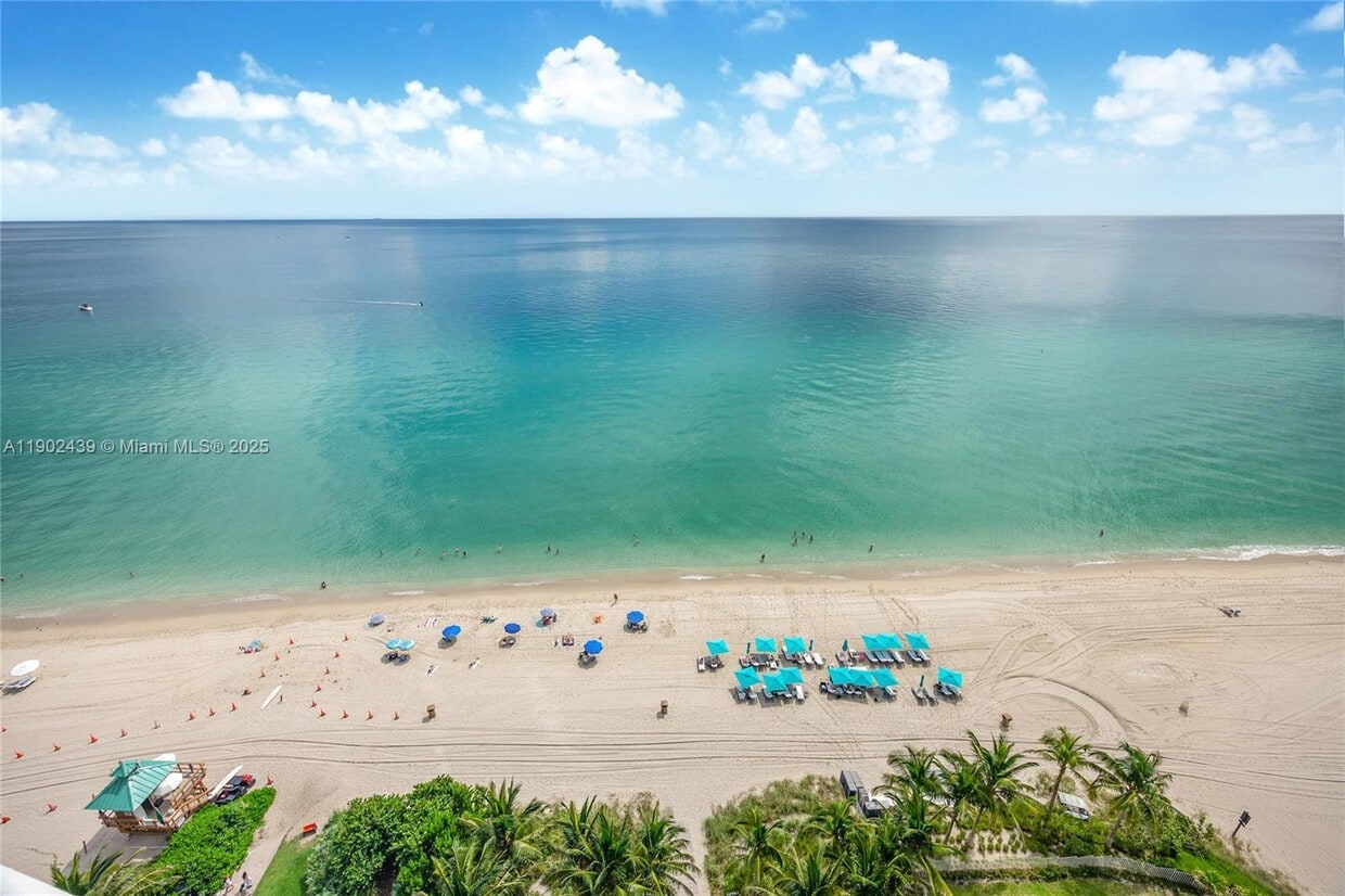 Foto principal - 15701 Collins Ave